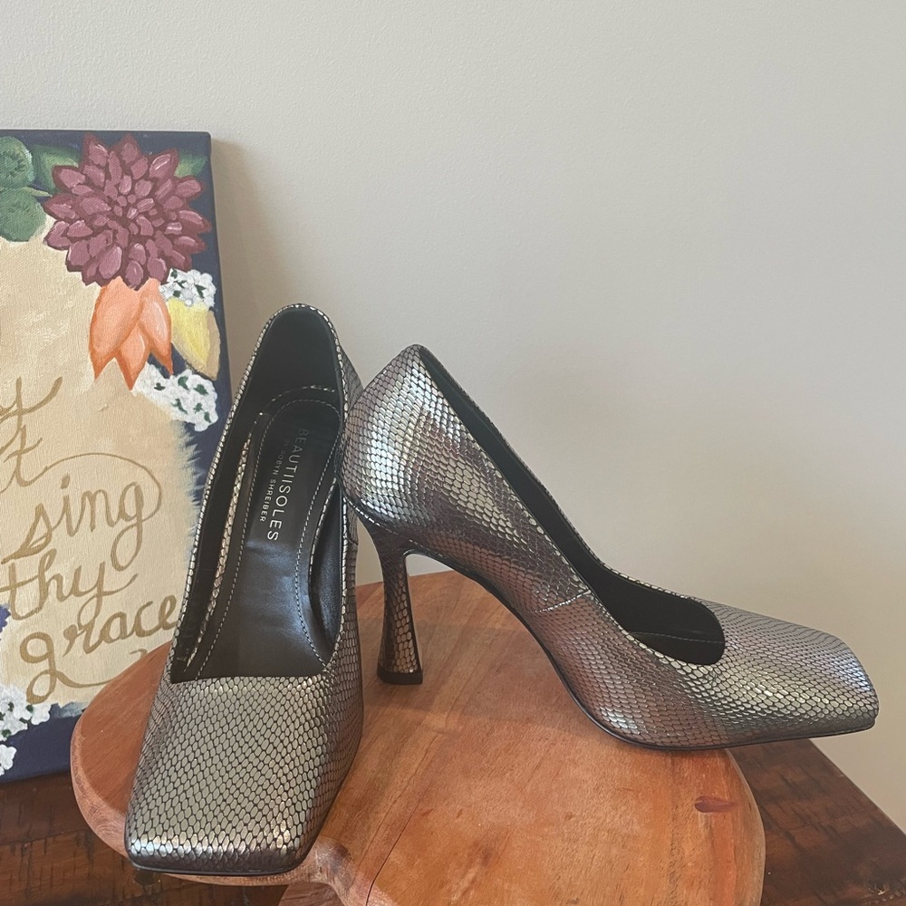 Beautiisoles by Robyn Shreiber Womens Abigail Sliver Pumps 7.5 Medium Square Toe
